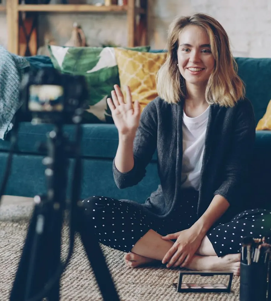 Criadora de conteúdo gravando um vídeo