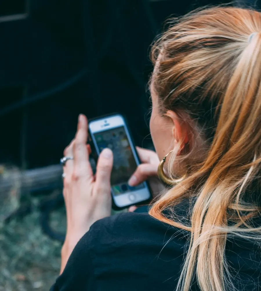 Jovem gravando um story com o celular